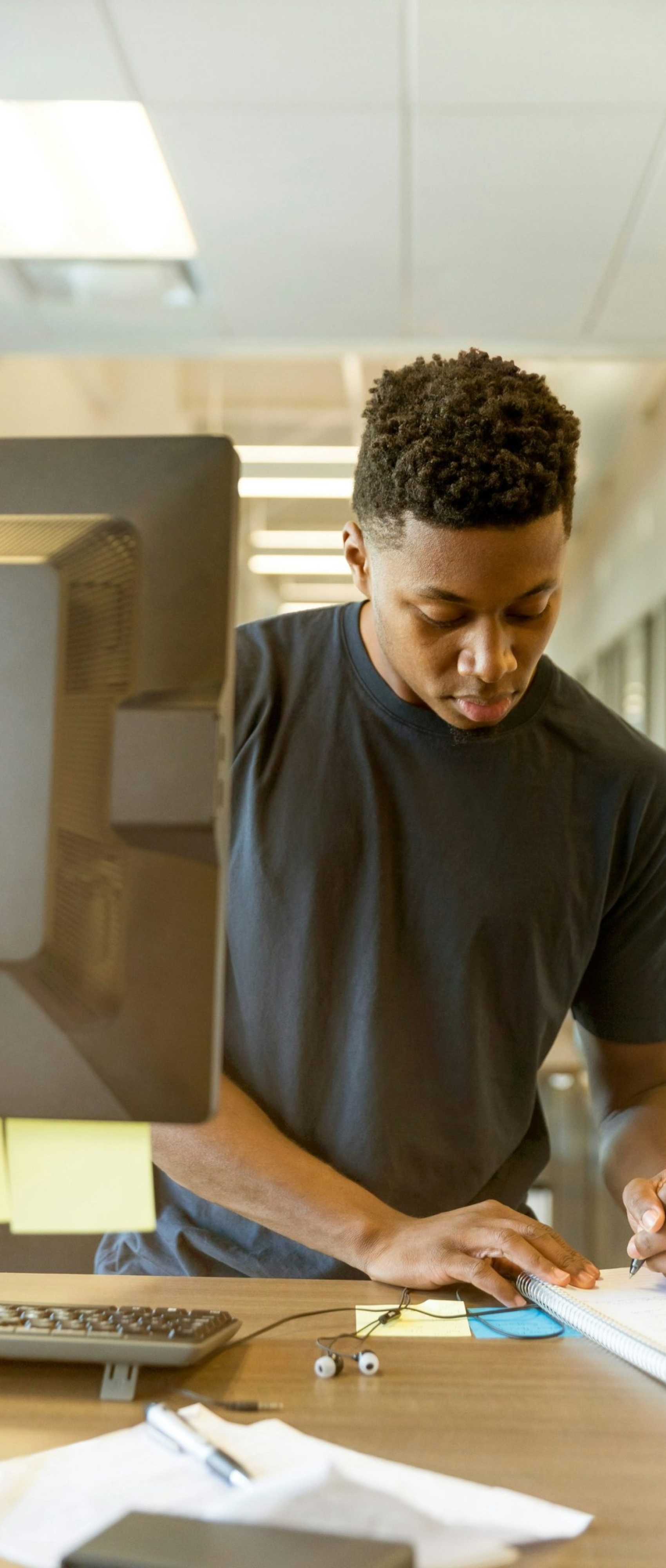 linkedin-sales-solutions-EI50ZDA-l8Y-unsplash (1)